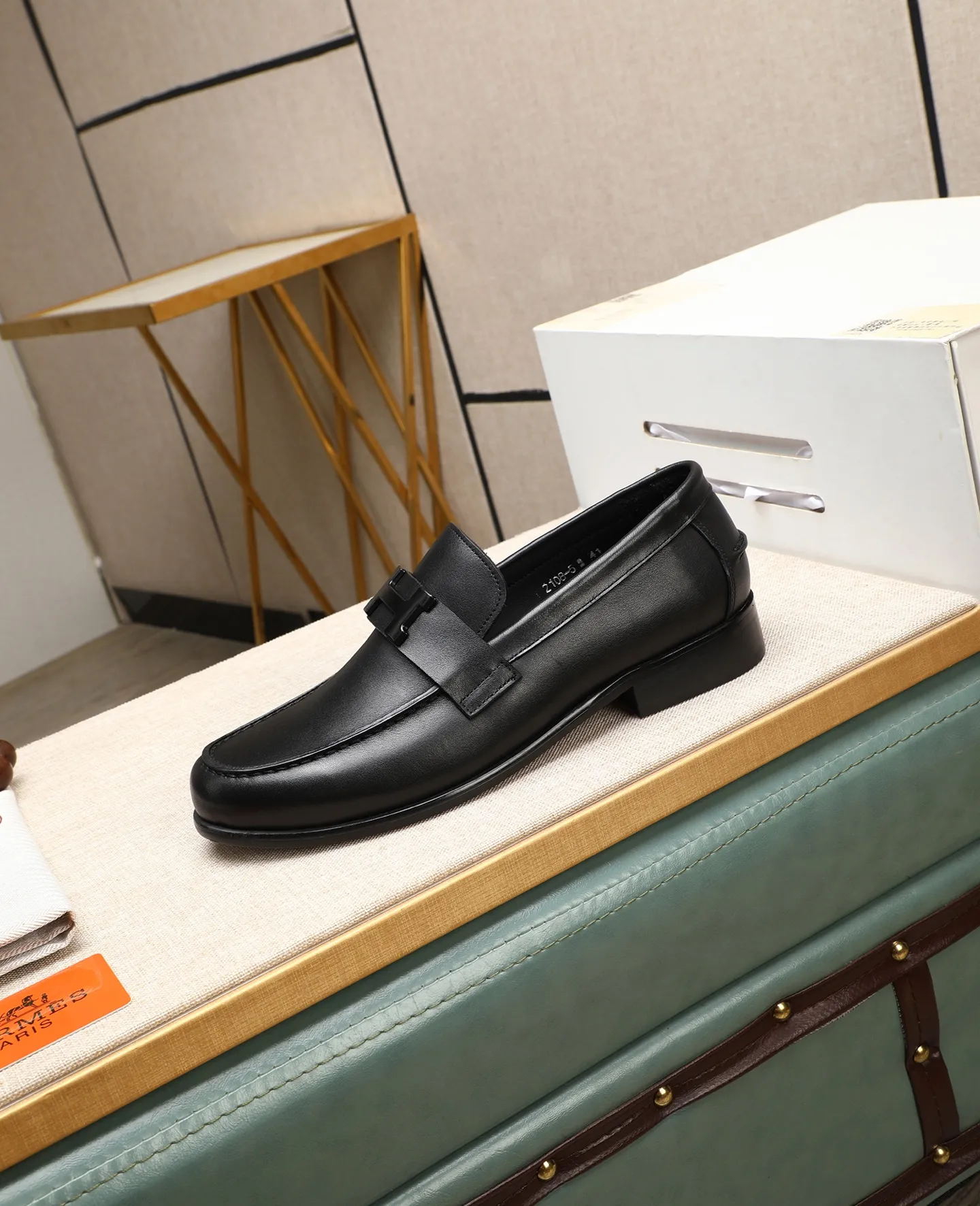 Men's shoes 💰620 Original quality Brand: Hermès Standard code: Men's code: 39.40.41.42.43.44 (38.45. Customized) Grade: Same style as the official website Original quality Material: Original cowhide Original breathable cowhide lining Original outsole Style category: Men's fashionable casual leather shoes Color: Actual picture